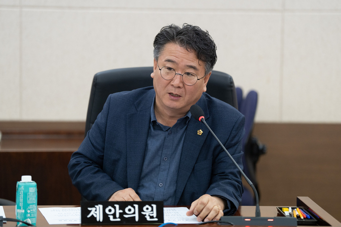 제안의원이 질의를 하고 있다. ⓒ 인천시의회 제공
