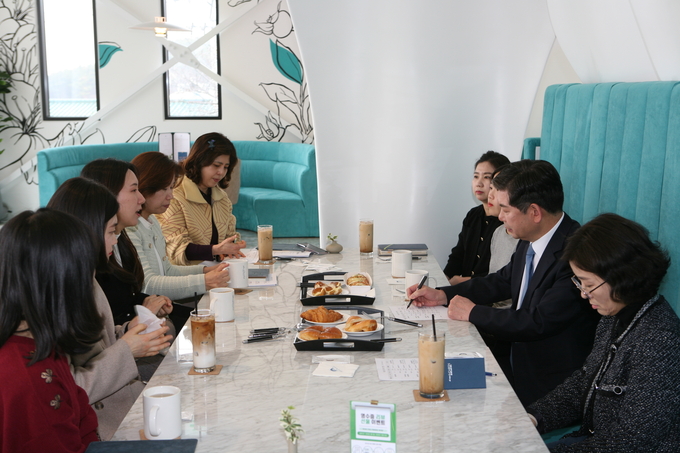 최계운 인천환경공단 이사장이 설비운영 야간 당직근무 여직원 대상 차담회 가지고 있다. ⓒ 인천환경공단 제공