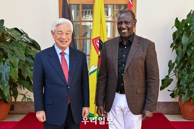 국제청소년연합 설립자 박옥수 목사(왼쪽)가 케냐에서 윌리엄 루토 케냐 대통령과 만나 청소년 교육을 논의하고 기념촬영을 하고 있다.(사진= 케냐 대통령실, 제공= IYF)