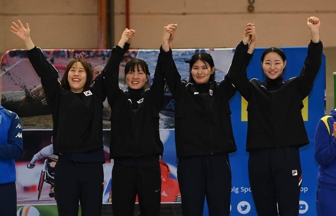 중구 펜싱팀 전은혜, 2023 국제펜싱연맹 월드컵 단체전 금메달을 획득하고 두손을 들어보이고 있다. ⓒ 인천중구청 제공