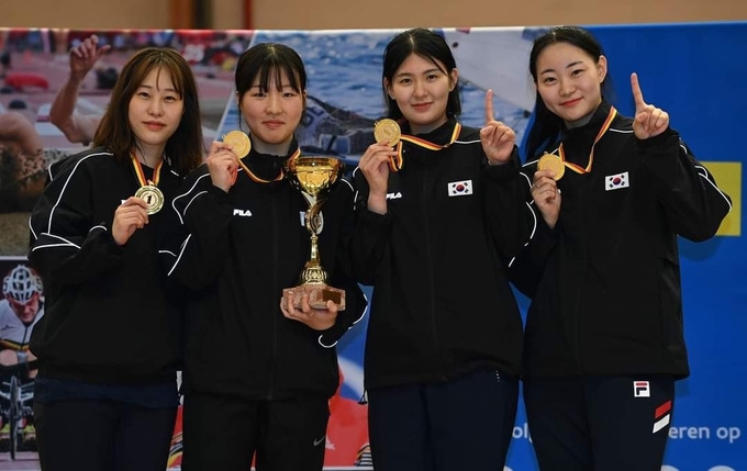 중구 펜싱팀 전은혜, 2023 국제펜싱연맹 월드컵 단체전 금메달을 들어보이고 있다. ⓒ 인천중구청 제공