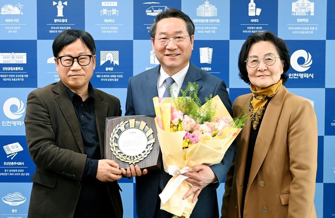 유정복 인천시장이 20일 시청 접견실에서 영종국제도시무료통행시민추진단에게 영종·인천대교 통행료 무료추진 관련 감사패를 받고 있다. ⓒ 인천시 제공