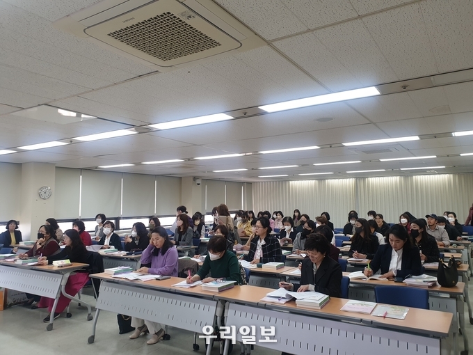 충주시가 시청 남한강 회의실에서 어린이집 원장 60여 명이 참석한 가운데 올해 보육시설 운영 컨설팅 및 보육사업 개정사항 설명회를 진행하고 있다.(사진=충주시청)