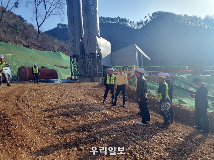조길형 충주시장이 도로 공사 현장을 방문했다.(사진=충주시청)