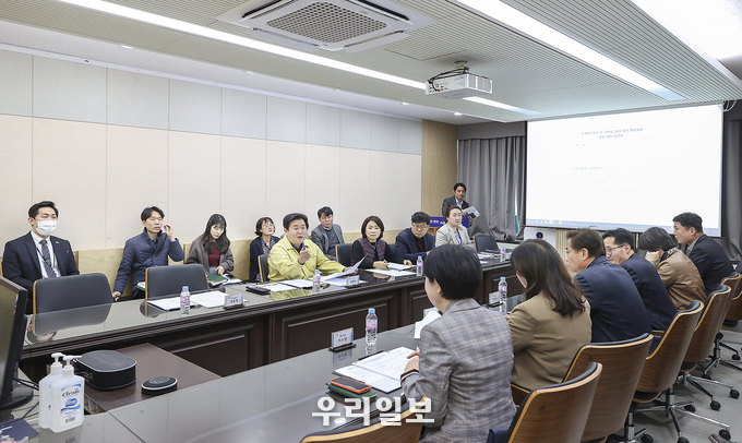 시흥시가 은계호수공원 및 거북섬 일대 상권활성화와 홍보방안 보고회를 진행하고 있다.(사진=시흥시청)
