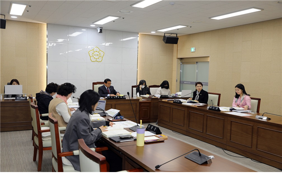 기획복지위원회 회의 모습 