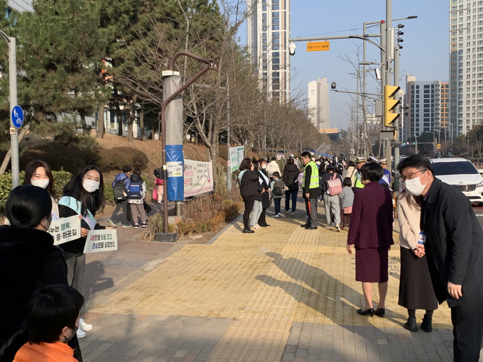 구청장 영종초등학교 교통안전 캠페인을 벌이고 있다. ⓒ 인천 중구청 제공