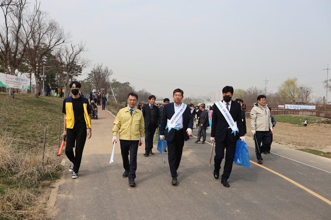 공단 직원들과 서포터즈들이 세계 물의 날 환경행사를 운영하며 기념촬영을 하고 있다. ⓒ 인천환경공단 제공