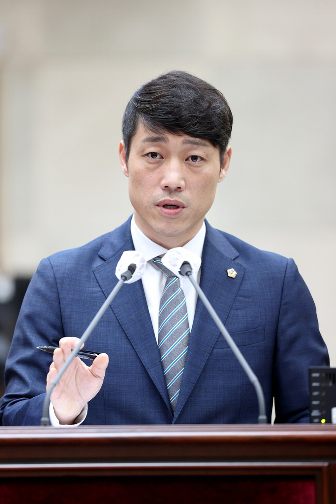 이용창 의원이 유정복 시장의 공약 파기를 지적하며 발언을 하고 있다. ⓒ 인천시의회 제공