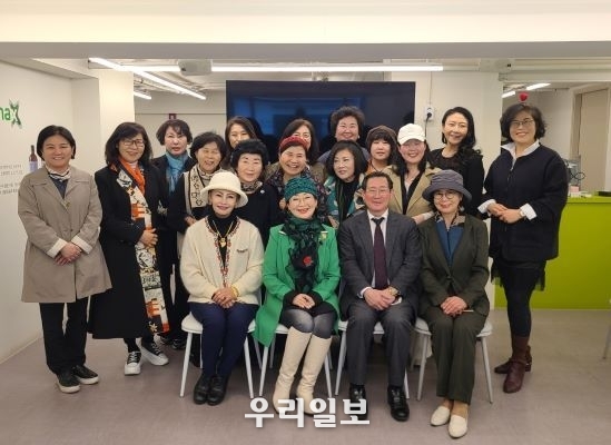 3월 23일 마포 화조홀딩스 1층 미디어센터에서 (사)대한기자협회 서울시 어머니 기자단 각 구 단장 역량강화교육 및 운영회의를 마치고 기념촬영을 하고 있다.