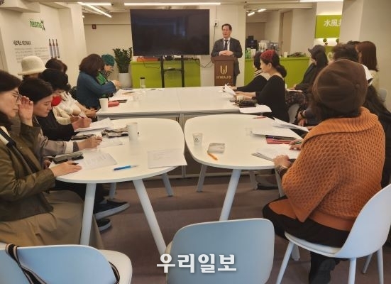 (사)대한기자협회 김필용 이사장이 어머니 기자단의 설립 배경과 정체성 및 역할을 설명하고 있다.