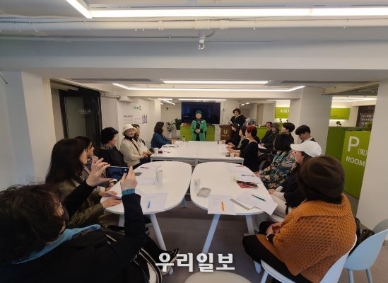 안영화 서울시 어머니 기자단 단장이 어머니 기자단 추진방향과 운영계획을 설명하고 있다.