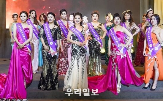 제2회모닝코리아모델워어즈에서 국제모델증서 위촉된 모델은 방한나ㆍ장희정ㆍ민광숙ㆍ임향숙ㆍ김가린ㆍ오희자ㆍ지은정ㆍ최옥순 등 