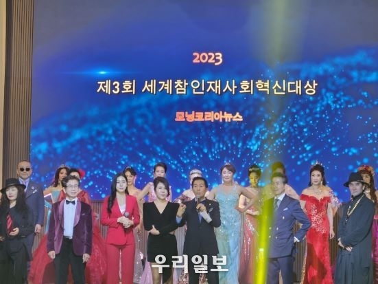박지윤 디자이너 소개(가운데 검정 드레스)