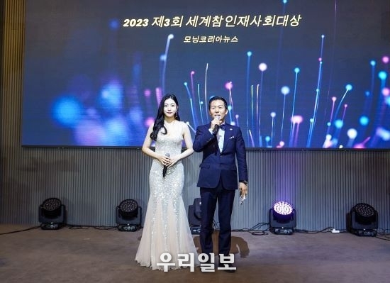 모닝코리아 모델 워어즈 1기 출신 정여경(왼쪽) 모델은 명품MC까지 특별 국제모델 증서 위촉