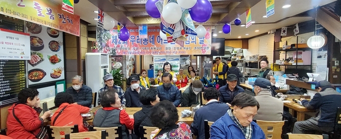 어르신들이 식사를 하고 있는 모습 ⓒ 우리일보 db