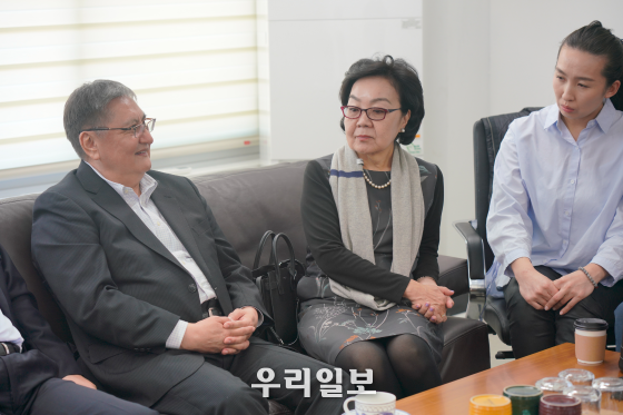 지난 2월 25일 천안 한국삼보센터 개관식에 참석한 동아시아삼보연합 게렐 회장 부부가 대화를 나누고 있다.(사진제공=사단법인 대한삼보연맹)
