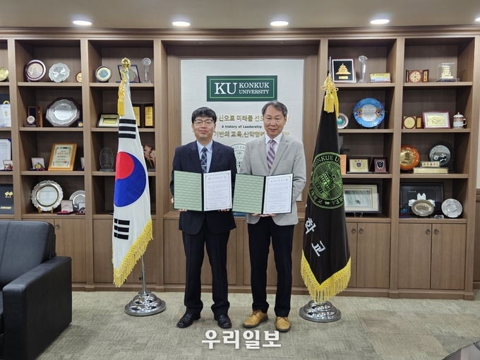 충주시가족센터가 건국대학교 글로컬캠퍼스와 업무협약을 체결하고 기념촬영을 하고 있다.(사진=충주시가족센터)