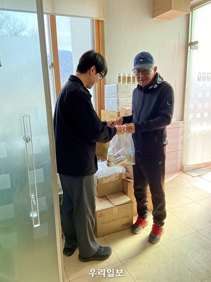 충주시가 지난 2022~2023년 꿀벌 월동피해 농가의 사육군수 조기 정상화 및 추가 피해 예방을 위해 꿀벌 면역증강제와 병해충 구제약품 등을 긴급 지원한다.(사진=충주시청)