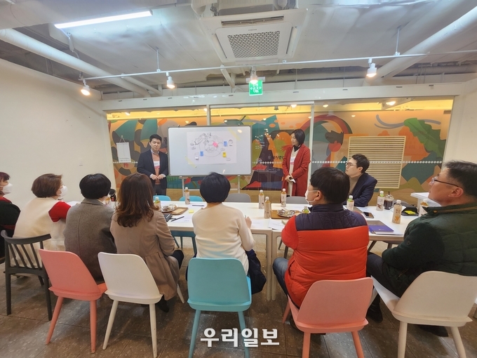 안산시가 신안코아∙다농마트 상인회와 워크숍을 진행하고 있다.(사진=안산시청)