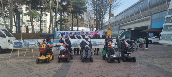 동두천시 교통장애인협회, ‘교통사고 줄이기 캠페인’ 을 개최하고 있다. ⓒ 동두천시 제공