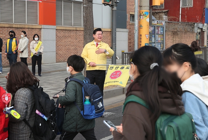 이영훈 미추홀구청장이 등굣길 '어린이 보호구역 어린이 교통안전'교통캠페인을 벌이고 있다. ⓒ 인천 미추홀구 제공