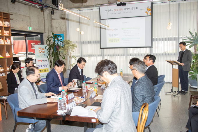 강범석 서구청장이 반찬단지를 방문해 현장 간담회를 가지고 있다. ⓒ 서구청 제공