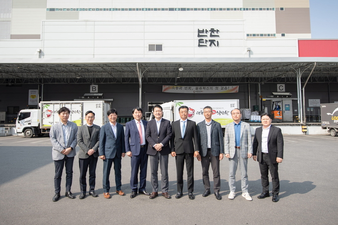 강범석 서구청장이 반찬단지를 방문해 현장 간담회 후 기념촬영을 하고 있다. ⓒ 서구청 제공