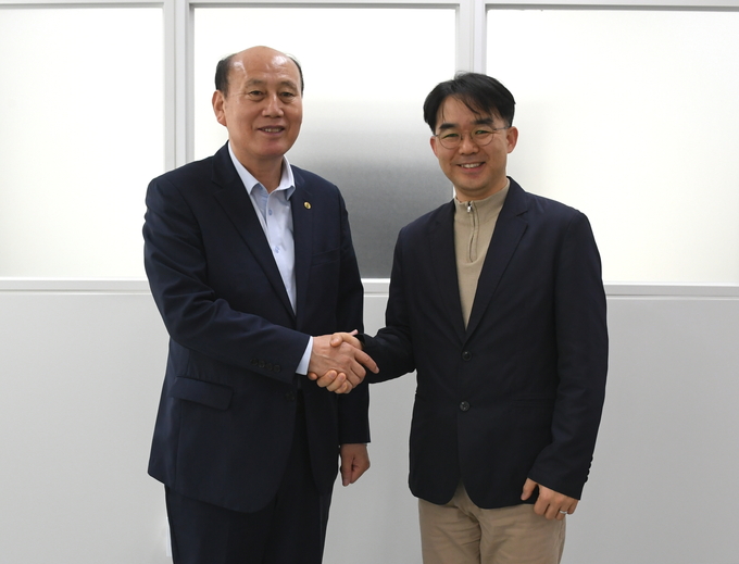 박형덕 동두천시장, 경기도일자리재단 동두천사무소 방문하고 있다. ⓒ 동두천시 제공