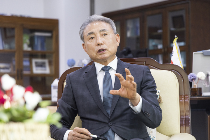 청년의 꿈을 지원하는 맞춤형 발굴에 대해 설명을 하고 있다. ⓒ 계양구 제공