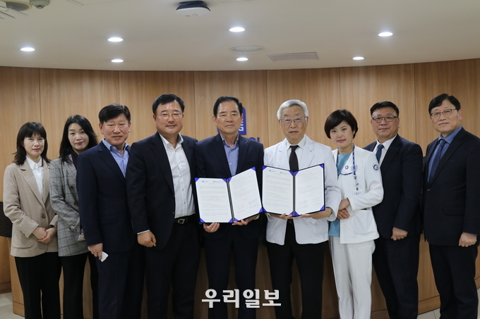 부천세종병원 1회의실에서 열린 협약식에서 이명묵 병원장(오른쪽에서 네번째)과 김기명 협의회장(오른쪽 다섯번째) 등 임직원들이 기념촬영하고 있다.(사진=부천세종병원)