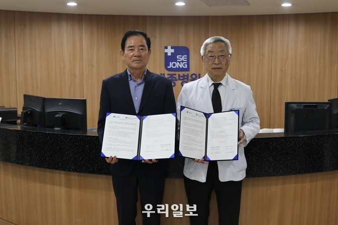 부천세종병원 1회의실에서 열린 협약식에서 이명묵 병원장(사진 오른쪽)과 김기명 협의회장(왼쪽)이 기념촬영하고 있다.(사진=부천세종병원)