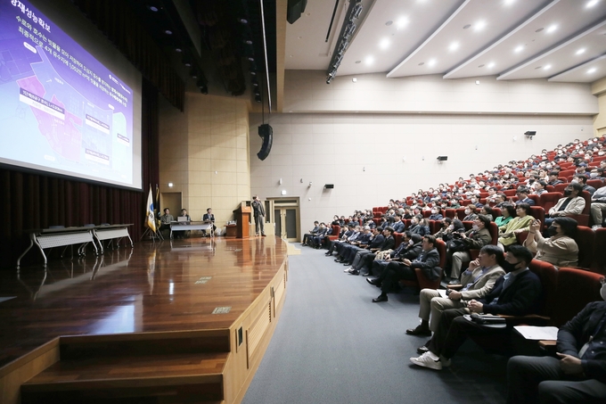 김진용 청장이 송도워터프론트 1-2 실시설계 주민설명회를 진행하고 있다. ⓒ 인천경제청 제공