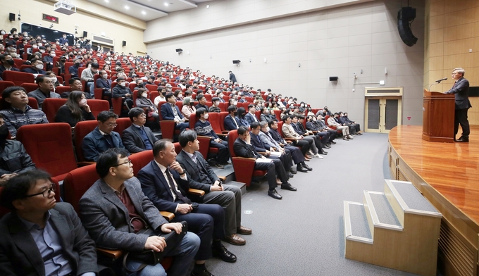 김진용 청장이 송도워터프론트 1-2 실시설계 주민설명회를 진행하고 있다. ⓒ 인천경제청 제공
