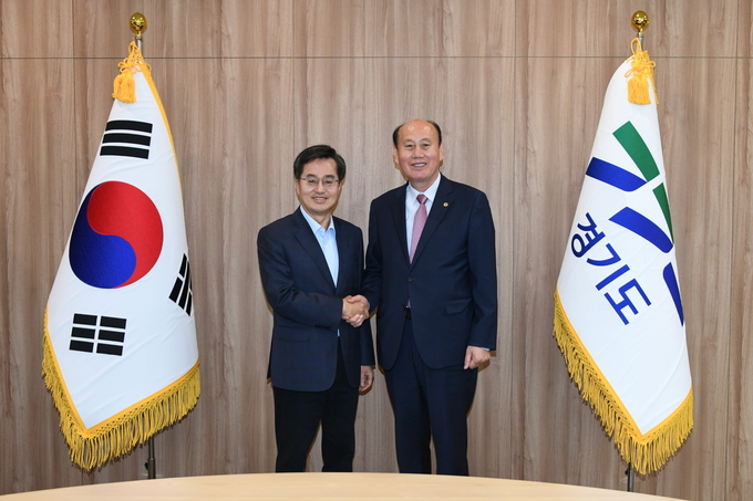 박형덕 동두천시장이 경기도 김동연 도지사를 만나 '경기 동북부권 공공의료원 설립’ 추진 방안을 건의했다.ⓒ 동두천시 제공