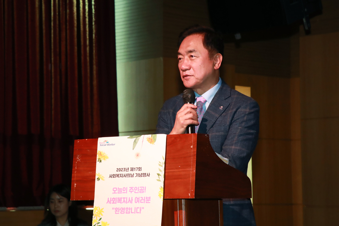 정장선 평택시장이,평택시사회복지사협회 제17회 사회복지사의 날 기념행사에 축사를 하고 있다. ⓒ 평택시 제공