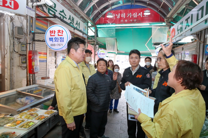 김정헌 중구청장 전통시장 화재취약시설 안전점검을 하고 있다. ⓒ 중구청 제공