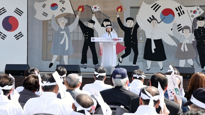 김보라 안성시장이, 제104주년 안성41만세항쟁 2일간의 해방 기념식에서 인사말을 하고 있다. ⓒ 안성시 제공