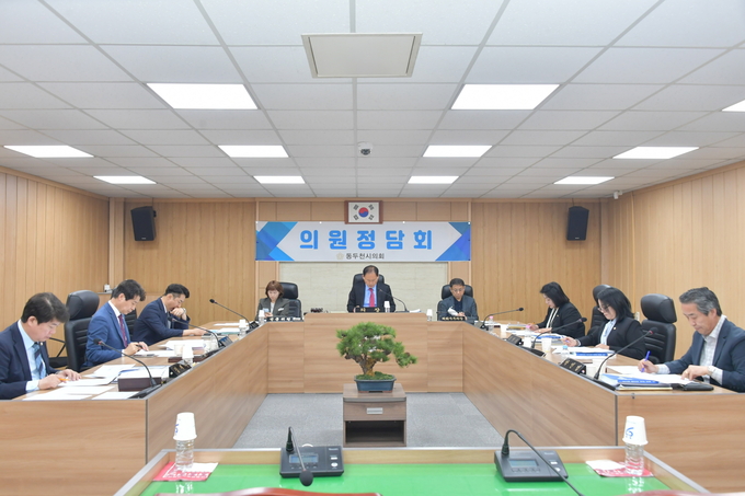 동두천시의회 김승호 의장이 의원정담회를 개최하고 있다. ⓒ 동두천시의회 제공