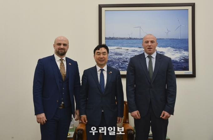 (사진 왼쪽부터)타라쉬 파파스쿠아 주한조지아대사, 윤관석 위원장, 알렉산드르 케켈리아 참사관이 기념촬영을 하고 있다.(사진제공=윤관석 의원실)