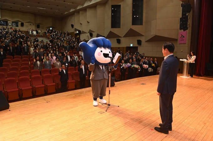 부천시 규제혁신 및 적극행정 실천 다짐 결의대회에서 부천시 대표 마스코트인 ‘부천핸썹’이 선서하는 모습 ⓒ 부천시청 제공