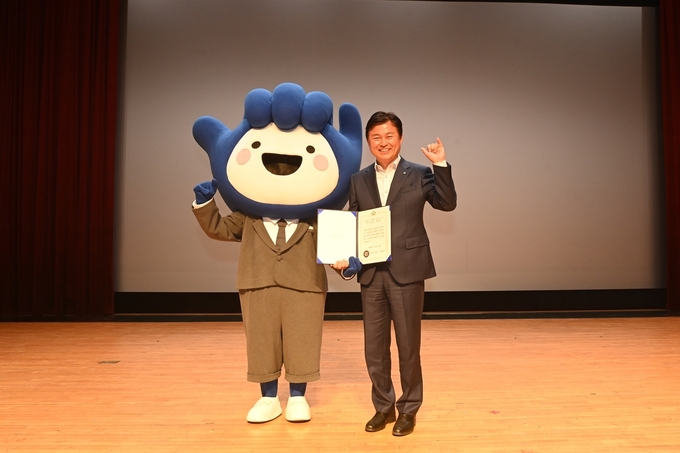 부천시 대표 캐틱터 '부천핸썹'과 조용익 부천시장이 기념촬영을 하고 있다. ⓒ 부천시 제공