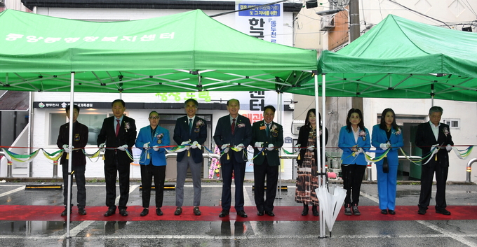 박형덕 동두천시장, 김승호 동두천시의회 의장 및 시의원, 박용한 국제로타리클럽 회장, 후원자 등 내·외부 관계자들이 참석해 개관식 테이프 컷팅을 하고 있다. ⓒ 동두천시 제공