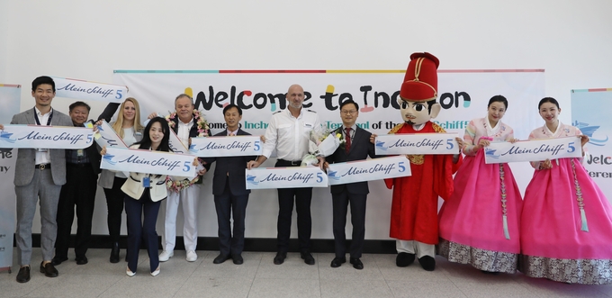 인천항 크루즈터미널 입항 기념 사진촬영을 하고 있다 ⓒ 인천항만공사 제공