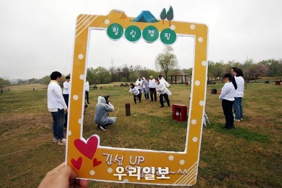 지난 5일 상암 한 캠핑장에서 신천지자원봉사단 서대문지부의 ‘찾아가는 건강닥터’가 열린 가운데 장애인 회원들이 투호던지기 게임을 하고 있다.