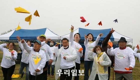 지난 5일 상암 한 캠핑장에서 ‘찾아가는 건강닥터’가 진행된 가운데, 서대문지부 이정수 지부장과 윤영민 부지부장이 장애 회원들과 함께 소원을 담은 종이비행기를 날리고 있다.