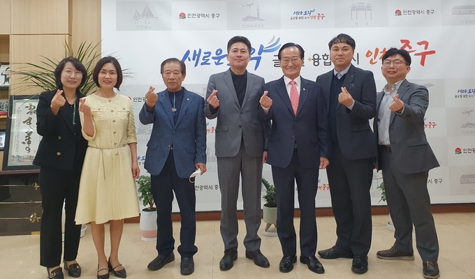 김정헌 중구청장이 노인시설 간담회 후 기념촬영을 하고 있다 ⓒ 중구청 제공