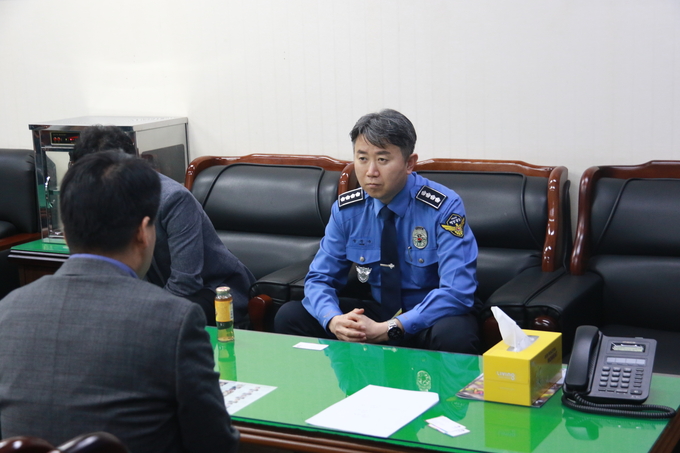 장진수 평택해양경찰 서장이 평택 국제여객터미널의 관계자를 만나 의견을 청취하고 있다 ⓒ 평택해경 제공