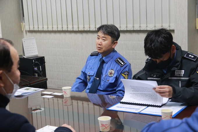 장진수 평택해양경찰 서장이 평택 국제여객터미널의 선사를 방문해 관계자들의 의견을 청취하고 있다 ⓒ 평택해경 제공