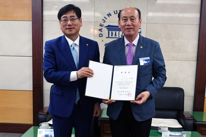 박형덕 동두천시장, 임영문 대진대 총장과 의과대 설립방안 대해 논의 후 기념촬영 ⓒ 동두천시 제공